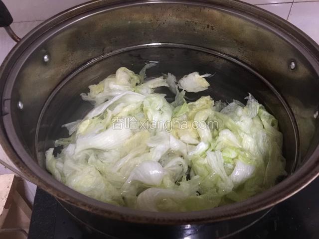 水烧开关火，倒入生菜即可捞出，过凉水，沥干水分
