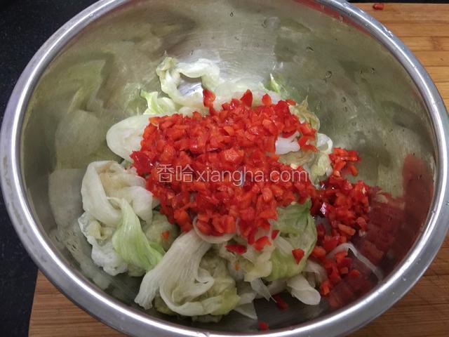 红椒倒入生菜里，加入盐，鸡精，五香粉，白醋，酱油，香油拌匀即可