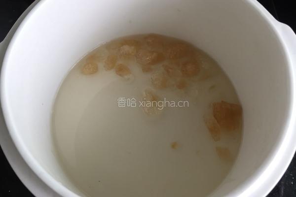 牛奶炖蛋的做法图解1