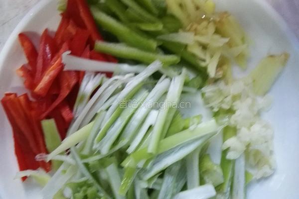 尖椒炒生肠的做法图解1