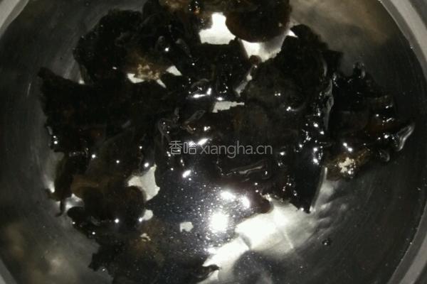 凉拌腐竹黑木耳的做法图解2