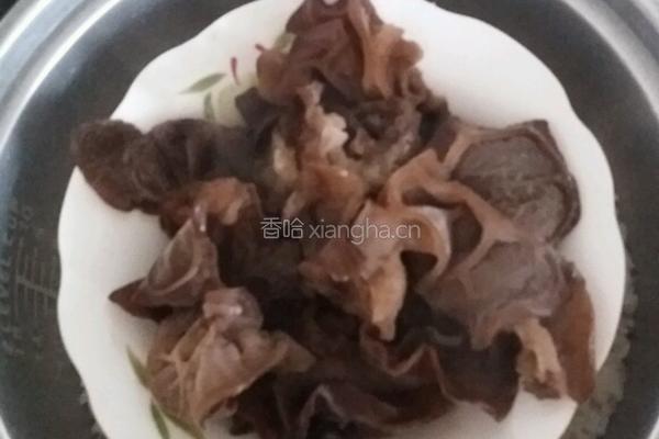 凉拌腐竹黑木耳的做法图解4