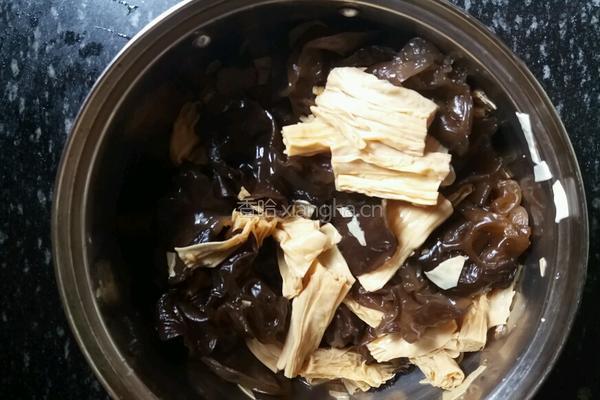 凉拌腐竹黑木耳的做法图解6