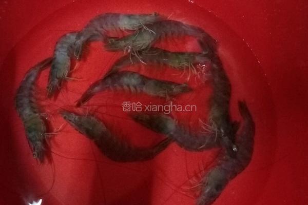 姜丝炒虾的做法图解1