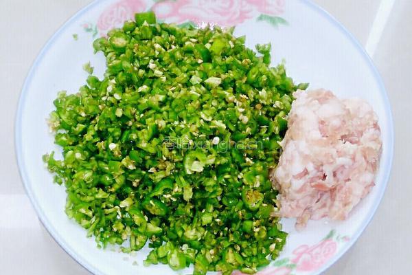 肉沫炒尖椒的做法图解1