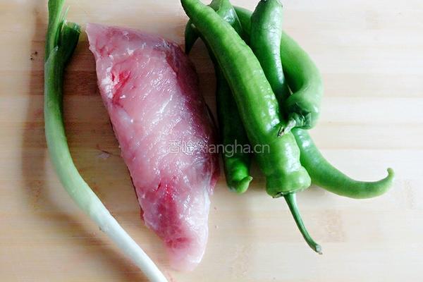 尖椒炒肉丝的做法图解1