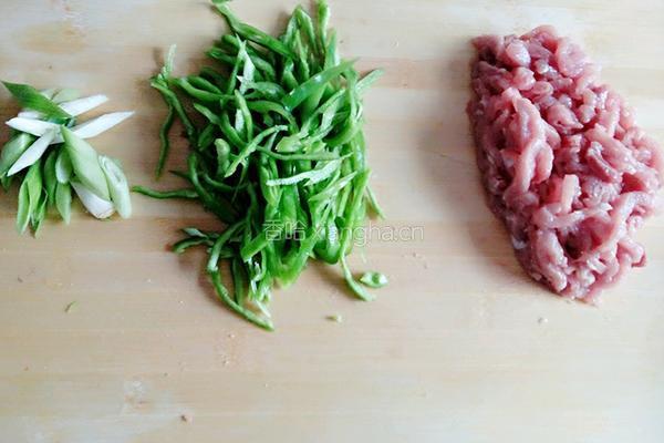 尖椒炒肉丝的做法图解2