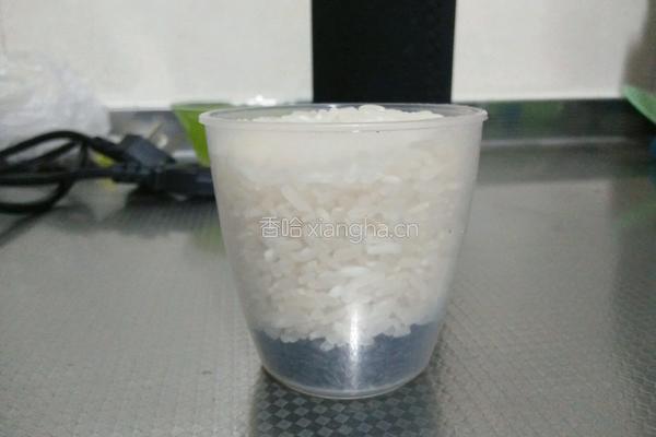 黑米大米粥的做法图解1