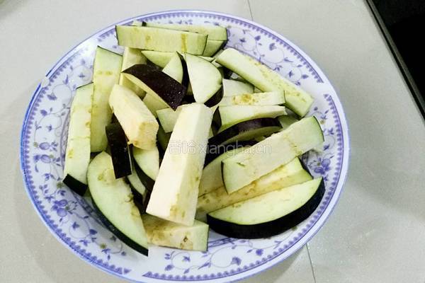  猪肉烧茄子的做法图解1