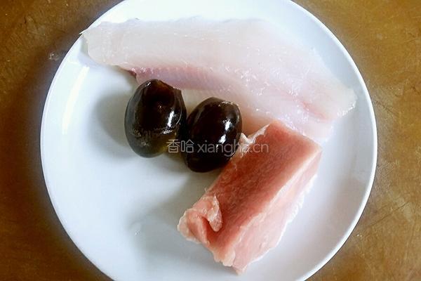 瘦肉鱼片皮蛋汤的做法图解1