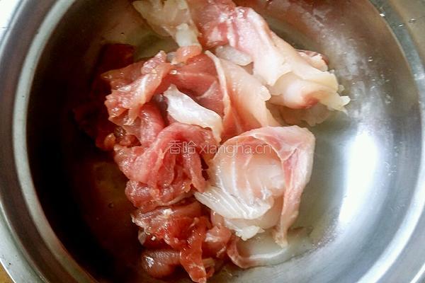 瘦肉鱼片皮蛋汤的做法图解3