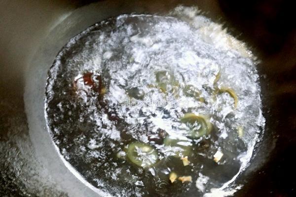 瘦肉鱼片皮蛋汤的做法图解8