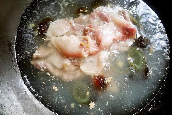 瘦肉鱼片皮蛋汤的做法图解9
