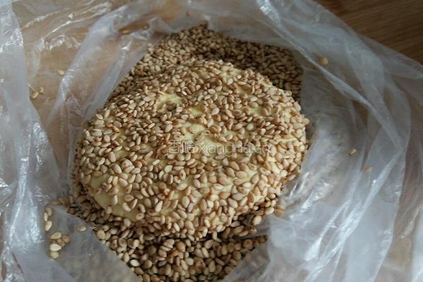 南瓜糯米芝麻饼的做法图解8