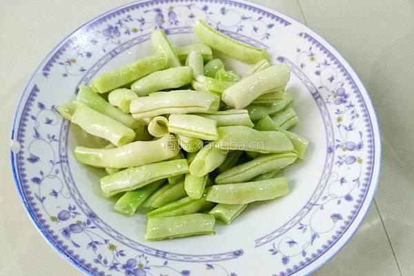 彩椒肉末炒米豆的做法图解2