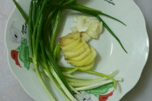 电饭锅蒸全鸡的做法图解1