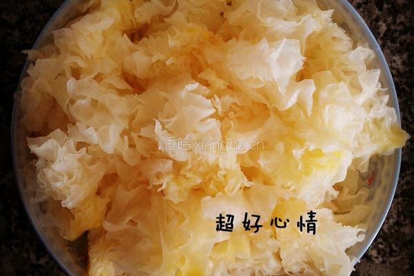 红枣百合银耳莲子糖水的做法图解1