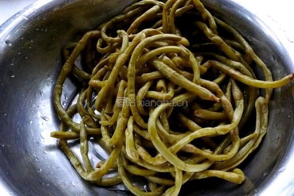 青椒炒泡菜的做法图解1