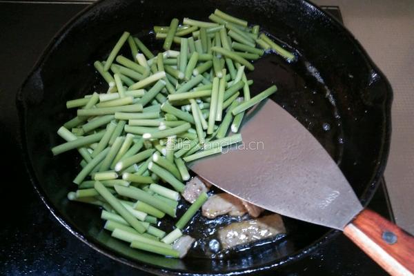 猪肉炒蒜苔的做法图解3