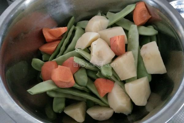猪皮炖豆角的做法图解2