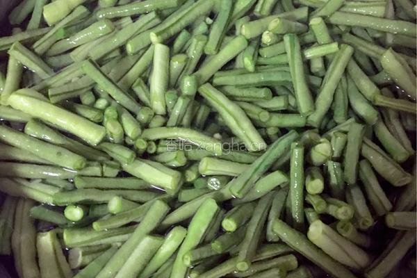 凉拌豆角的做法图解2