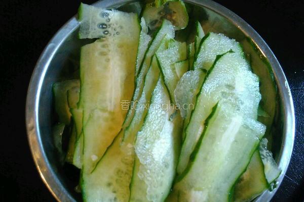 虫草花黄瓜肉骨头汤的做法图解2