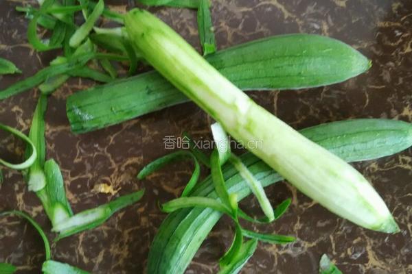 烤肠丝瓜的做法图解1