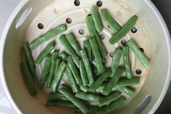 干煸四季豆肉末的做法图解2