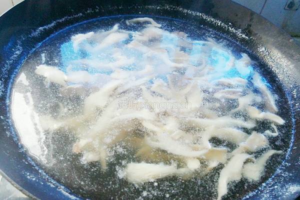 平菇肉片汤的做法图解5