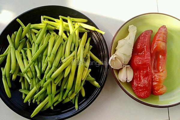 凉拌黄花菜的做法图解1
