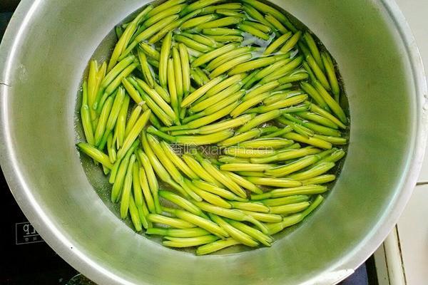 凉拌黄花菜的做法图解3