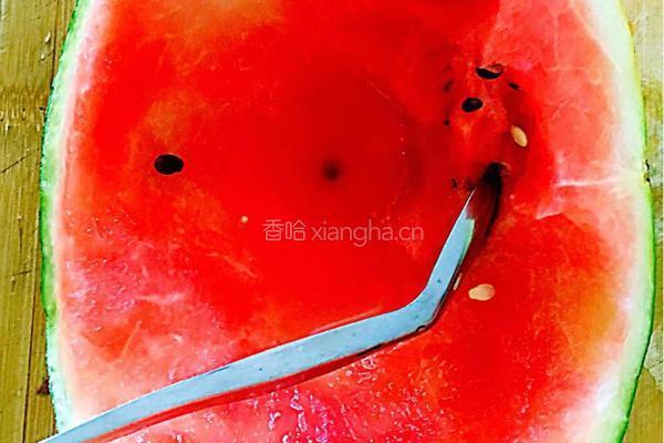 凉拌西瓜皮的做法图解1