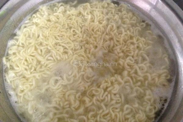 炒泡面的做法图解2
