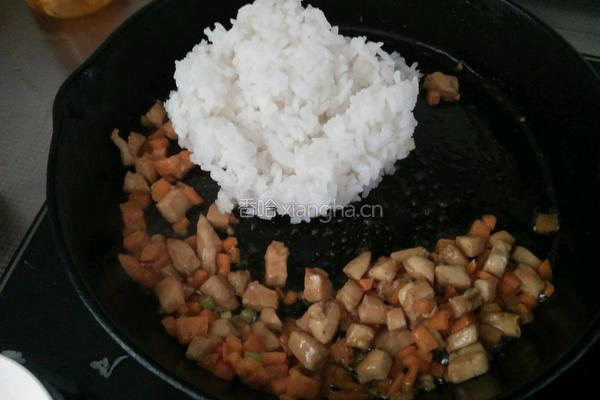鸡肉丁炒大米饭的做法图解2