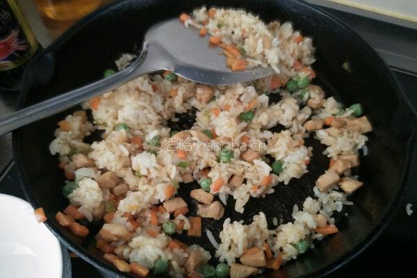 鸡肉丁炒大米饭的做法图解4
