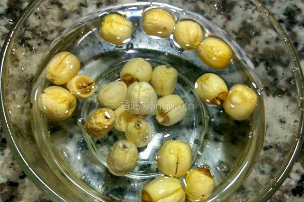 菱角莲子排骨汤的做法图解2