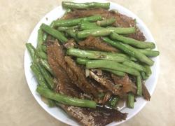 炸鲮鱼炒长豆角。