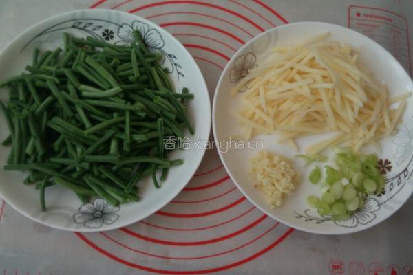 豇豆炒土豆丝的做法图解1