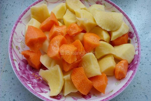 土豆胡萝卜炖鸡腿的做法图解1