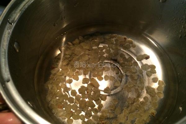 桃胶雪莲子牛奶羹的做法图解2