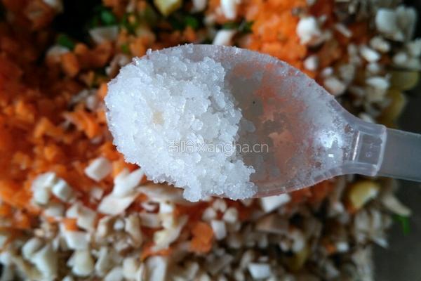 红萝卜玉米香菇肉饺子的做法图解2