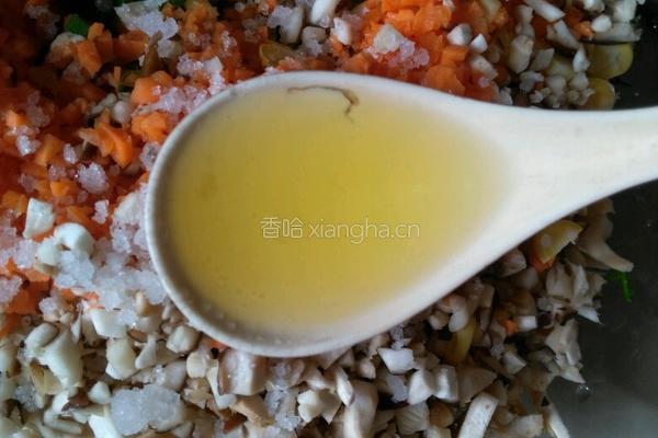 红萝卜玉米香菇肉饺子的做法图解3