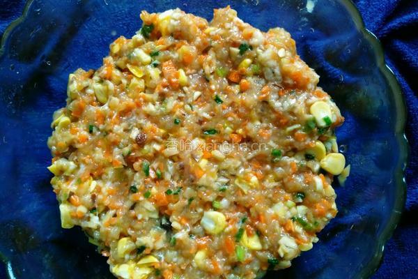 红萝卜玉米香菇肉饺子的做法图解7