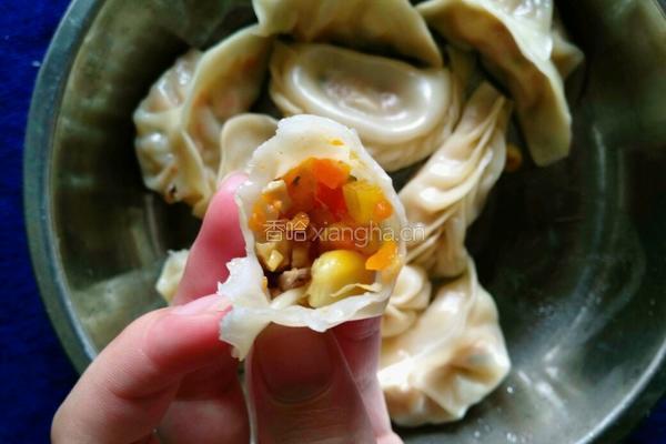 红萝卜玉米香菇肉饺子的做法图解10