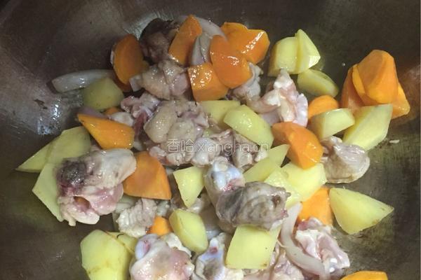 咖喱鸡肉黑米饭的做法图解3