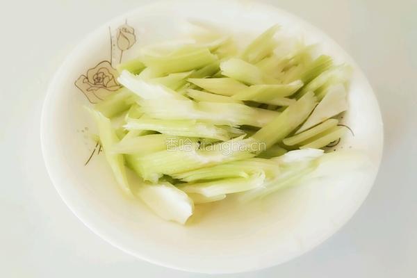 西芹炒鸭胗的做法图解2