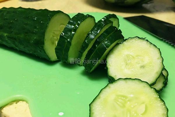 自制水果排毒水的做法图解1
