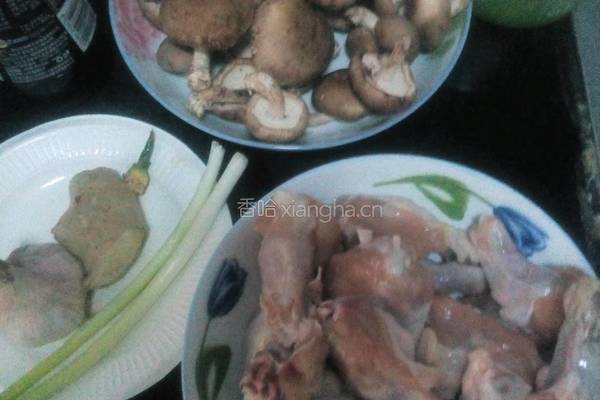 鸡翅根炖香菇的做法图解1