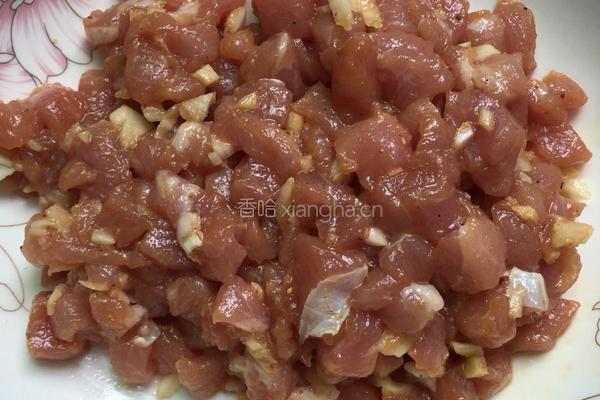 毛豆炒肉丁的做法图解2