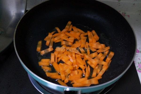 芹芹红萝卜牛肉的做法图解1